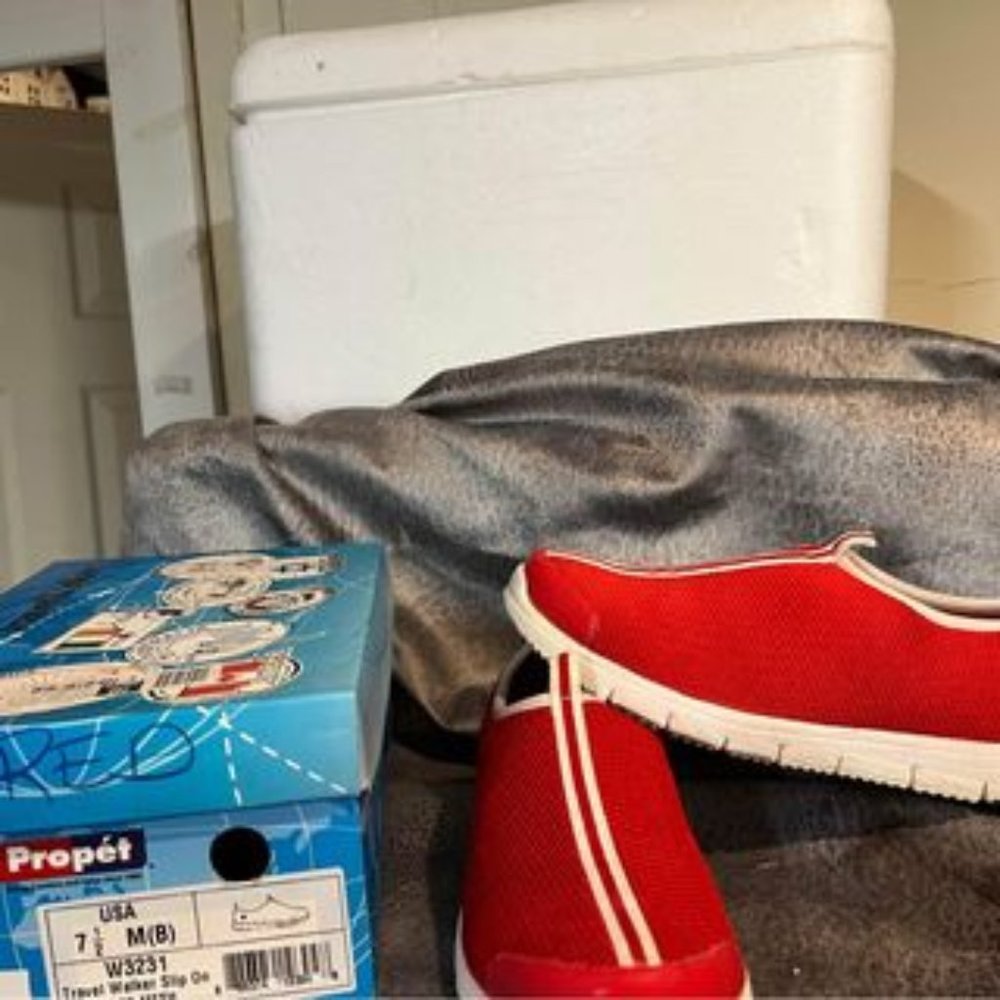 Propet 7.5 Travel Walker Slip On Red Mesh